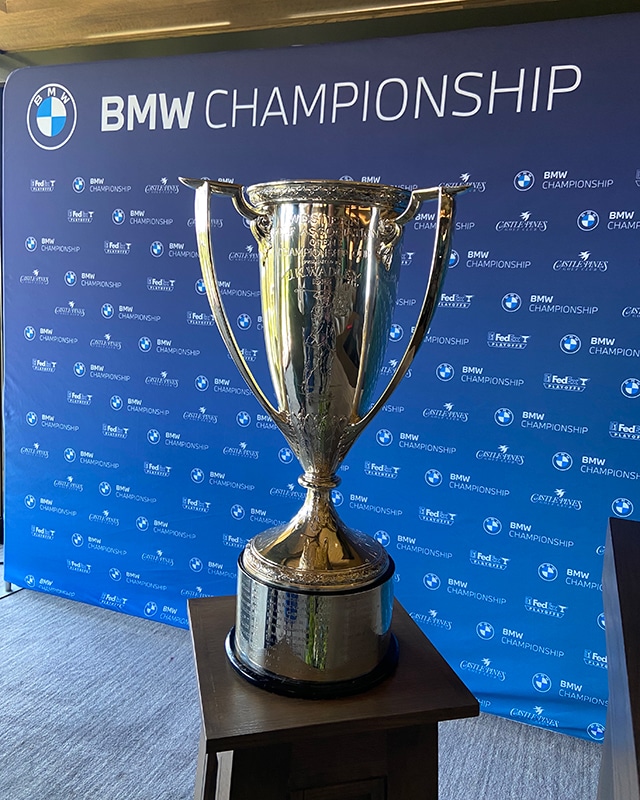 découvrez les moments forts du bmw championship où pavon fait preuve d'une détermination sans faille, tandis que scott prend les commandes du tournoi. suivez cette compétition palpitante et les performances remarquables des joueurs sur le parcours.