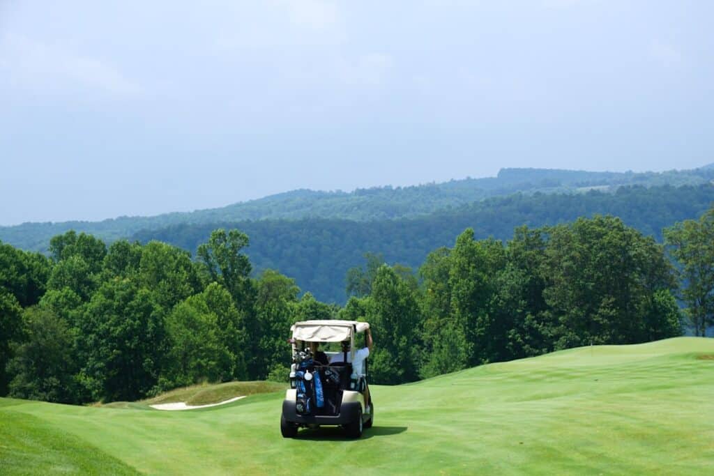 découvrez comment calculer votre score au golf avec précision. apprenez les différentes méthodes de comptage des coups, la signification des pars et des handicaps, et améliorez votre jeu en comprenant les règles essentielles du scoring.