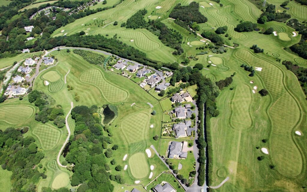 découvrez le monde fascinant du golf, un sport élitiste alliant précision, stratégie et pleine nature. que vous soyez débutant ou joueur confirmé, explorez nos conseils, techniques et équipements pour améliorer votre jeu et profiter pleinement de chaque partie sur les plus beaux parcours.