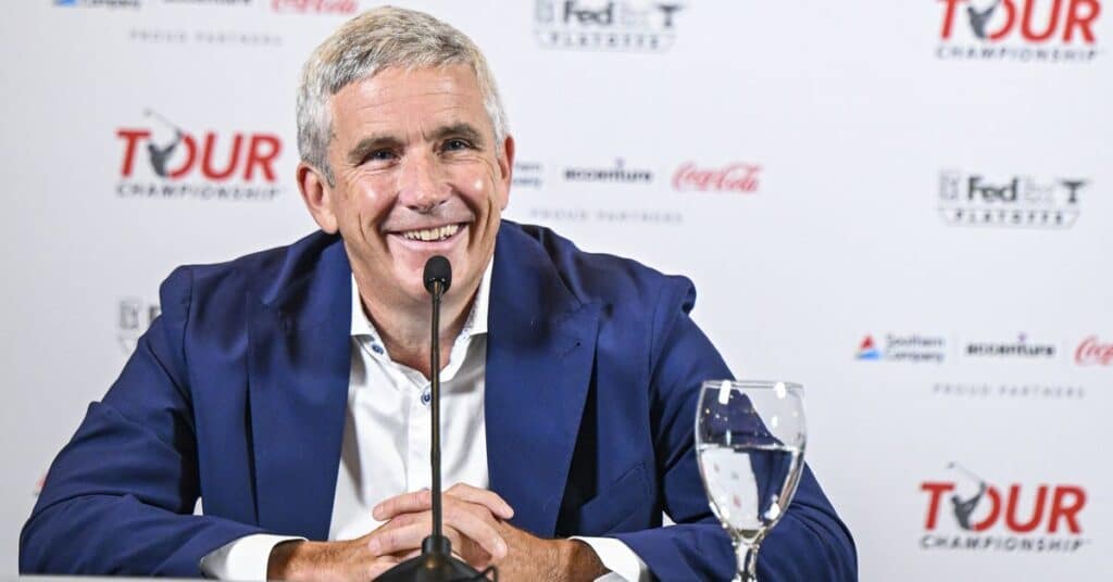 découvrez comment le pga tour soutient ses activités avec un investissement de 3 milliards, tout en affirmant son indépendance face à une éventuelle fusion avec liv golf.