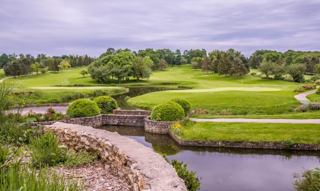 découvrez les règles essentielles du golf pour améliorer votre jeu et respecter les standards du sport. apprenez les normes de conduite sur le parcours, les règles de jeu, et les situations spécifiques pour devenir un golfeur éclairé.