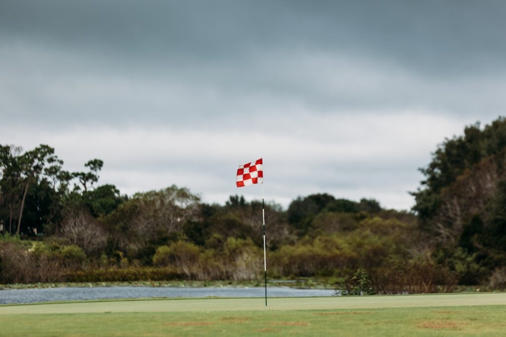 découvrez l'univers du golf avec notre gamme de drapeaux de golf. idéaux pour marquer les trous sur le parcours, nos drapeaux allient qualité et esthétique pour améliorer votre expérience de jeu. parfait pour les golfeurs de tous niveaux.