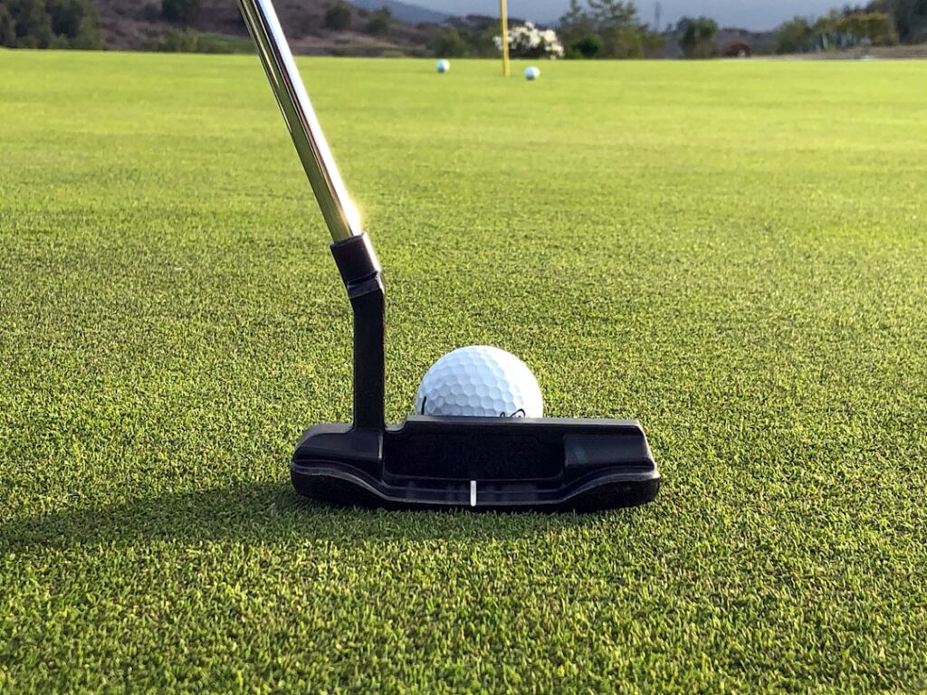 découvrez notre sélection de putters de haute qualité, adaptés à tous les niveaux de joueurs de golf. améliorez votre précision et votre jeu sur le green avec nos équipements performants et design.