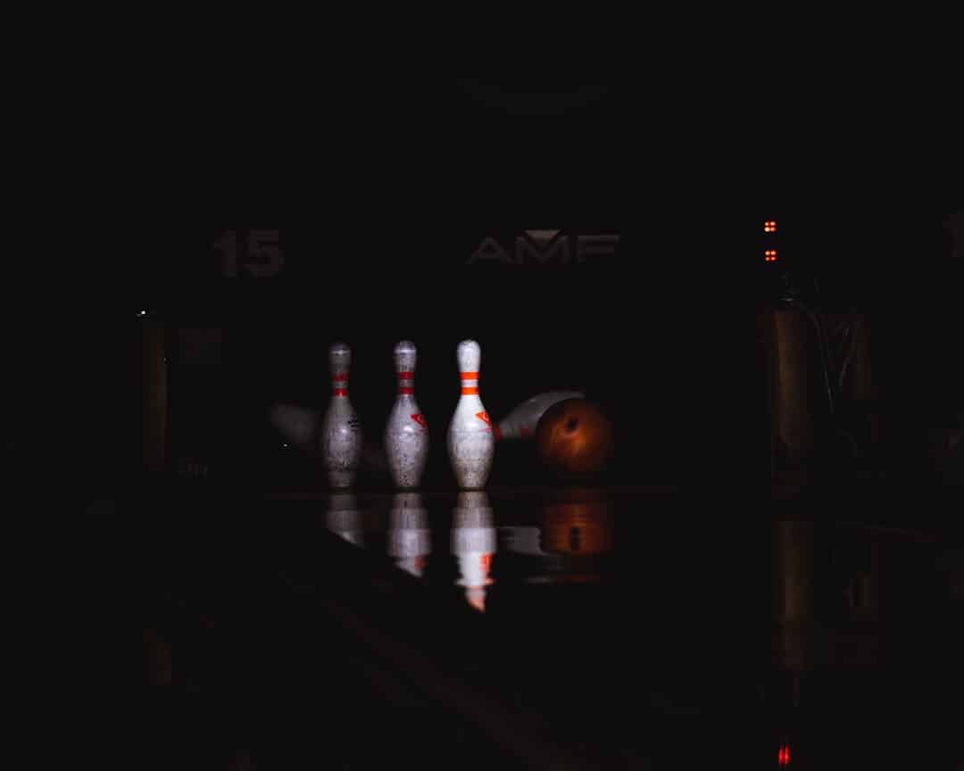 découvrez l'univers du bowling, un sport convivial et amusant à pratiquer en famille ou entre amis. que vous soyez débutant ou expert, profitez de moments de détente sur les pistes et relevez des défis lors de tournois passionnants!