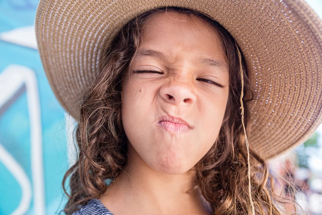 découvrez tout sur les fossettes : leur origine, leur signification et pourquoi elles sont considérées comme un symbole de charme. plongez dans l'univers fascinant de ces petites marques sur le visage qui ajoutent une touche d'adorabilité à n'importe quel sourire.