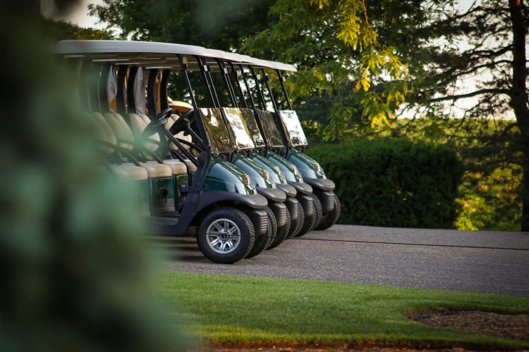 découvrez l'univers passionnant du golf : techniques, conseils, règles du jeu et destinations incontournables pour les golfeurs de tous niveaux. améliorez votre swing et vivez des expériences inoubliables sur les plus beaux terrains.