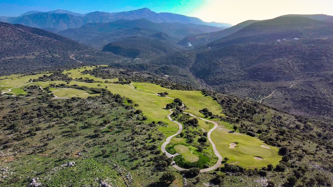 découvrez notre golf club, un lieu d'exception dédié aux passionnés de golf. profitez de parcours variés, d'installations modernes et de cours pour tous les niveaux. rejoignez-nous pour vivre votre passion du golf dans un cadre convivial et stimulant.